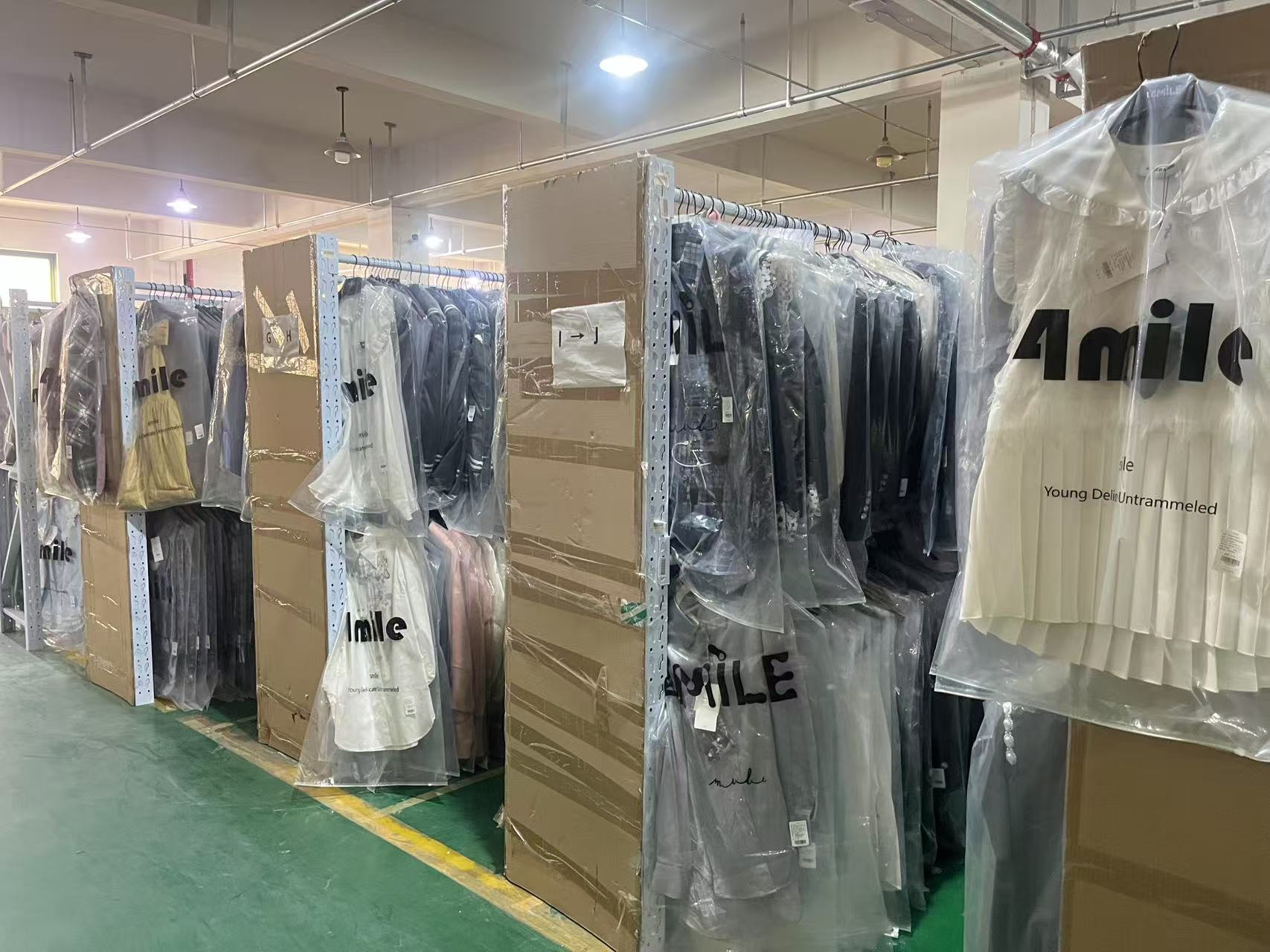 服裝企業換季倉儲難？上海星力倉儲彈性租賃輕松應對